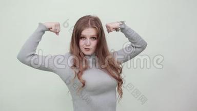 灰色的女人展示她的手臂肌肉展示<strong>力</strong>量<strong>自信力</strong>量